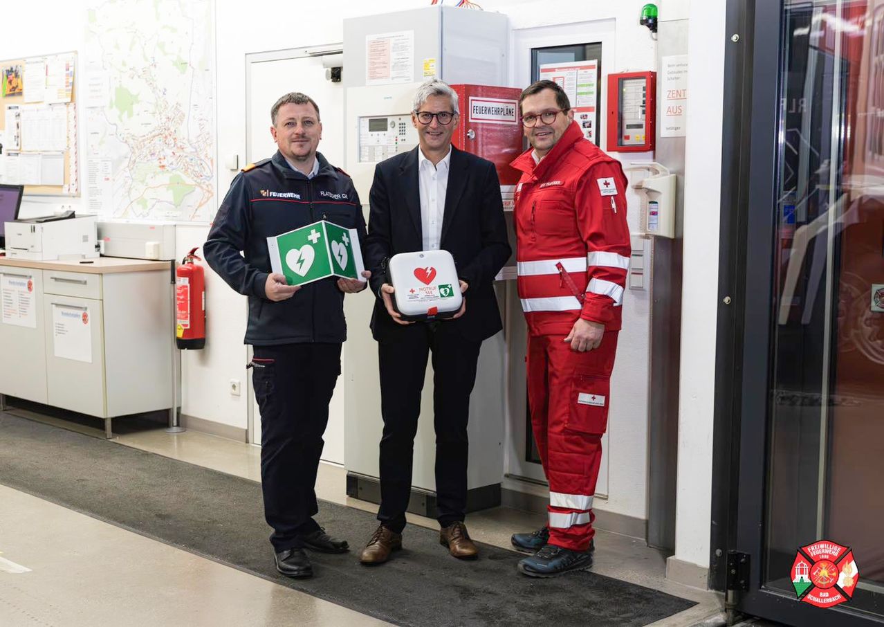 Bild enthält, Logo, Adult, Male, Man, Person, Symbol, Coat, First Aid, Red Cross, Jacket