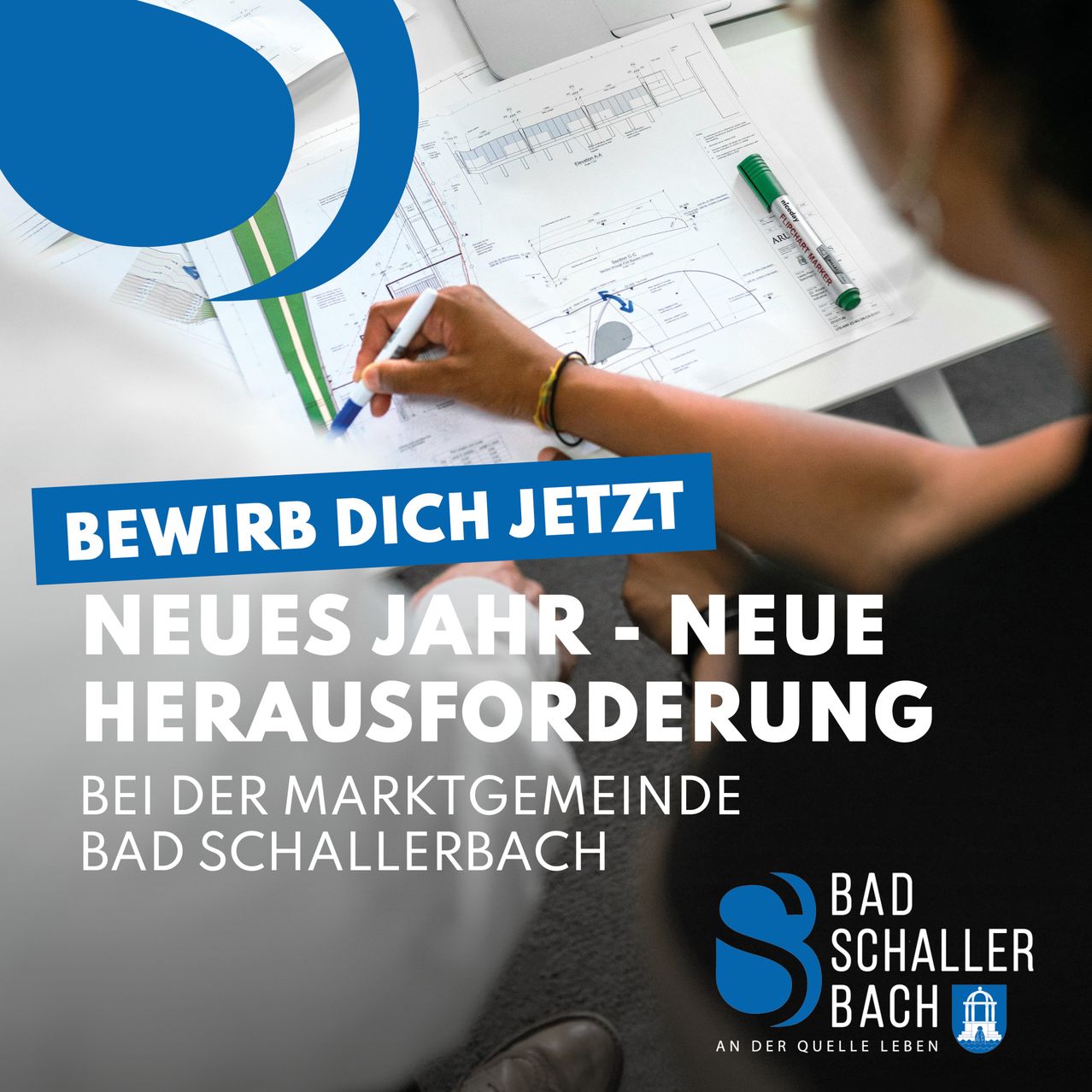 Eine Person zeichnet mit einem Marker auf einem Blatt Papier, das den Text 'BEWIRB DICH JETZT' enthält. Das Bild ist eine Werbung für die Gemeinde Bad Schallerbach.