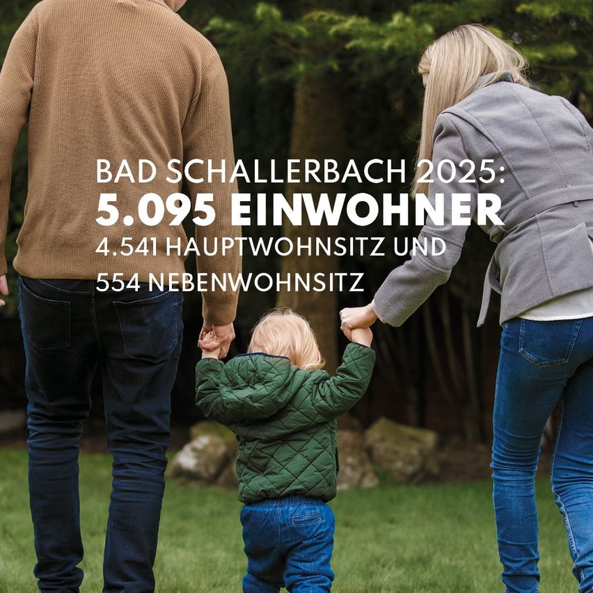 Eine Familie hält Händchen in einem Park mit Bäumen im Hintergrund. Ein Mann, eine Frau und ein Kind. Der Text lautet: 'Bad Schallerbach 2025: 5.095 Einwohner, 4.541 Hauptwohnsitze und 554 Nebenwohnsitze.'