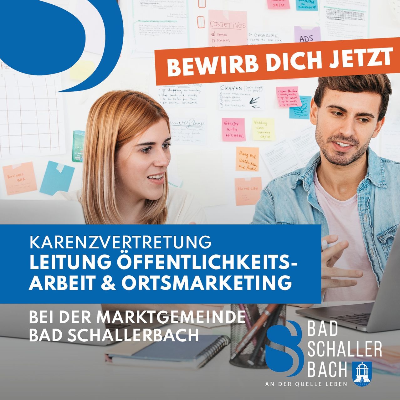 Eine Werbung für Bad Schallerbach, die einen Mann und eine Frau an Laptops zeigt. Es werden Positionen in der Pflegevertretung, Öffentlichkeitsarbeit und lokalem Marketing hervorgehoben.