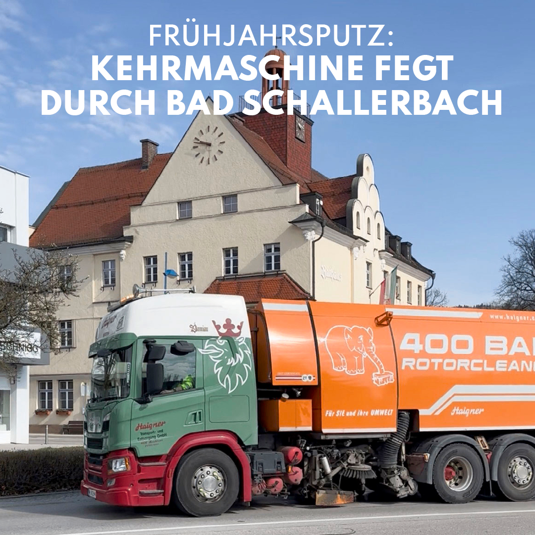 Ein orange-grüner Lastwagen mit Logo und der Aufschrift '400 BAR ROTOCLEAN' fährt vor einem Gebäude mit Turm und Uhr auf der Straße.