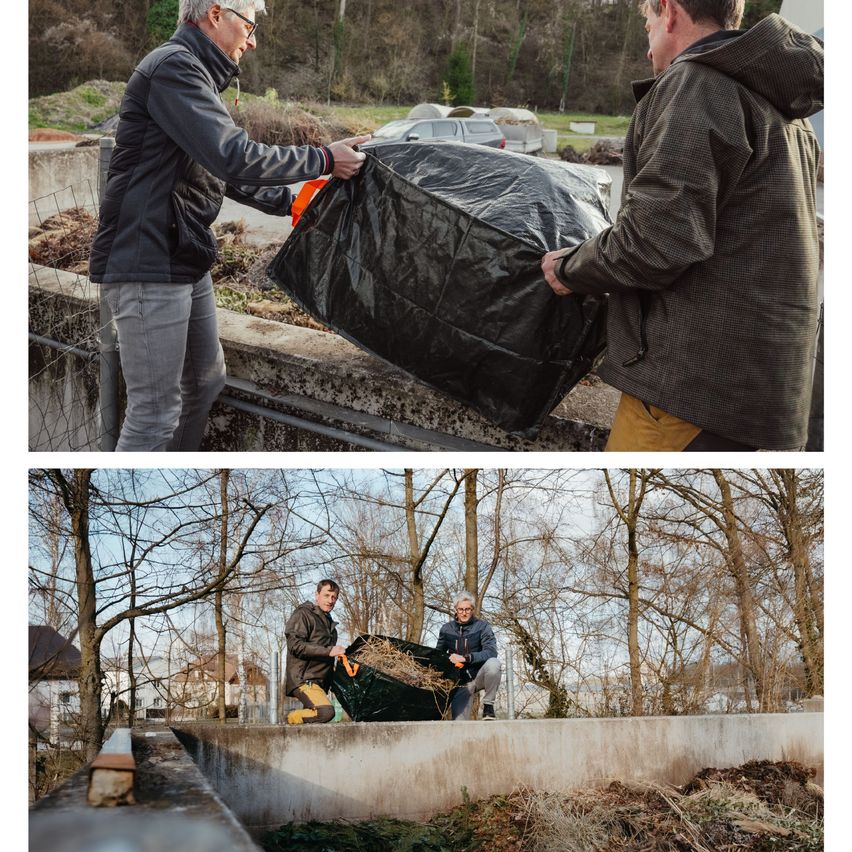 Zwei Männer handhaben einen großen schwarzen Müllsack. Das obere Bild zeigt einen Mann, der den Sack zieht, während der andere ihn hält. Das untere Bild zeigt einen Mann, der einen grünen Sack aufhebt.