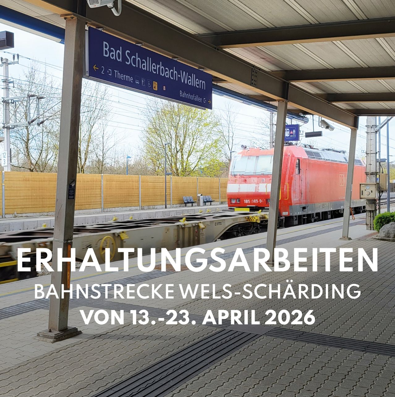 Instandhaltungsarbeiten an der Bahnstrecke Wels-Scharding vom 13. bis 23. April 2026. Ein roter Zug steht am Bahnhof, und ein blaues Schild zeigt die Richtung nach Bad Schallerbach-Wallern an.