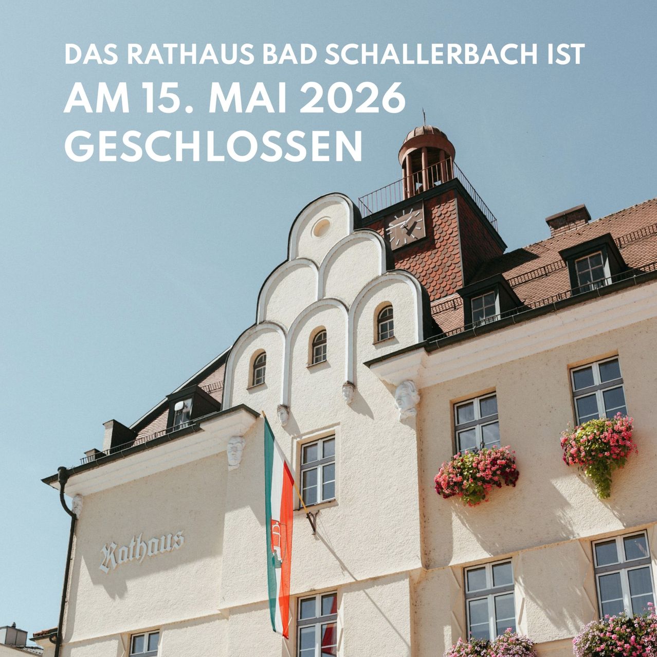 Ein Bild eines Gebäudes mit Uhrenturm und Flagge. Das Gebäude ist am 15. Mai 2026 geschlossen.