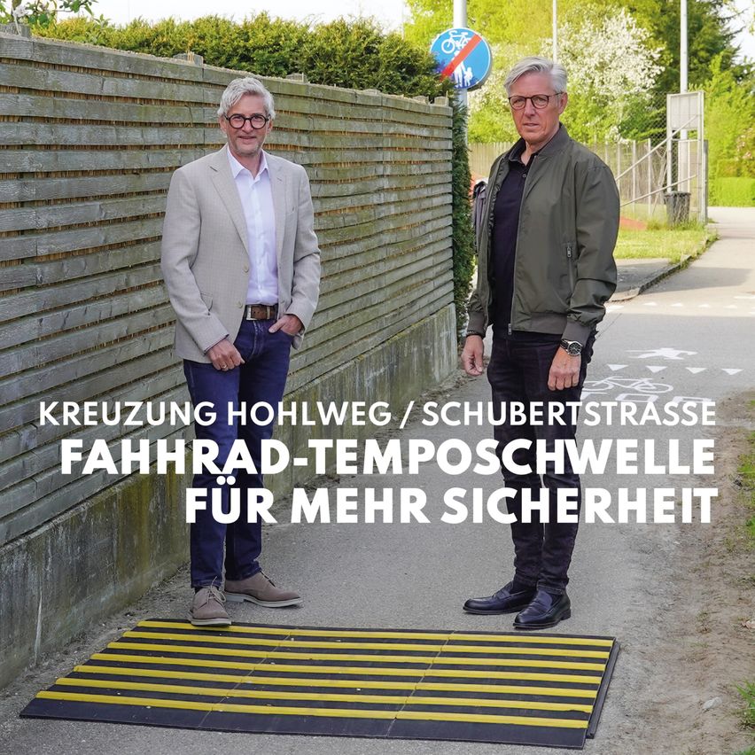 Zwei Männer stehen an der Kreuzung Hohlweg/Schubertstrasse und diskutieren über eine Fahrrad-Temposchwelle zur Erhöhung der Sicherheit.