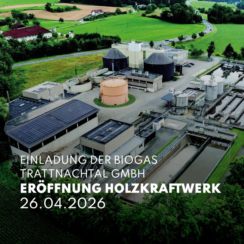 Eine Draufsicht auf eine Biogasanlage mit Solarpanelen und großen Lagertanks. Der Termin 26. April 2026 wird für die Eröffnung des Holzkraftwerks angegeben.
