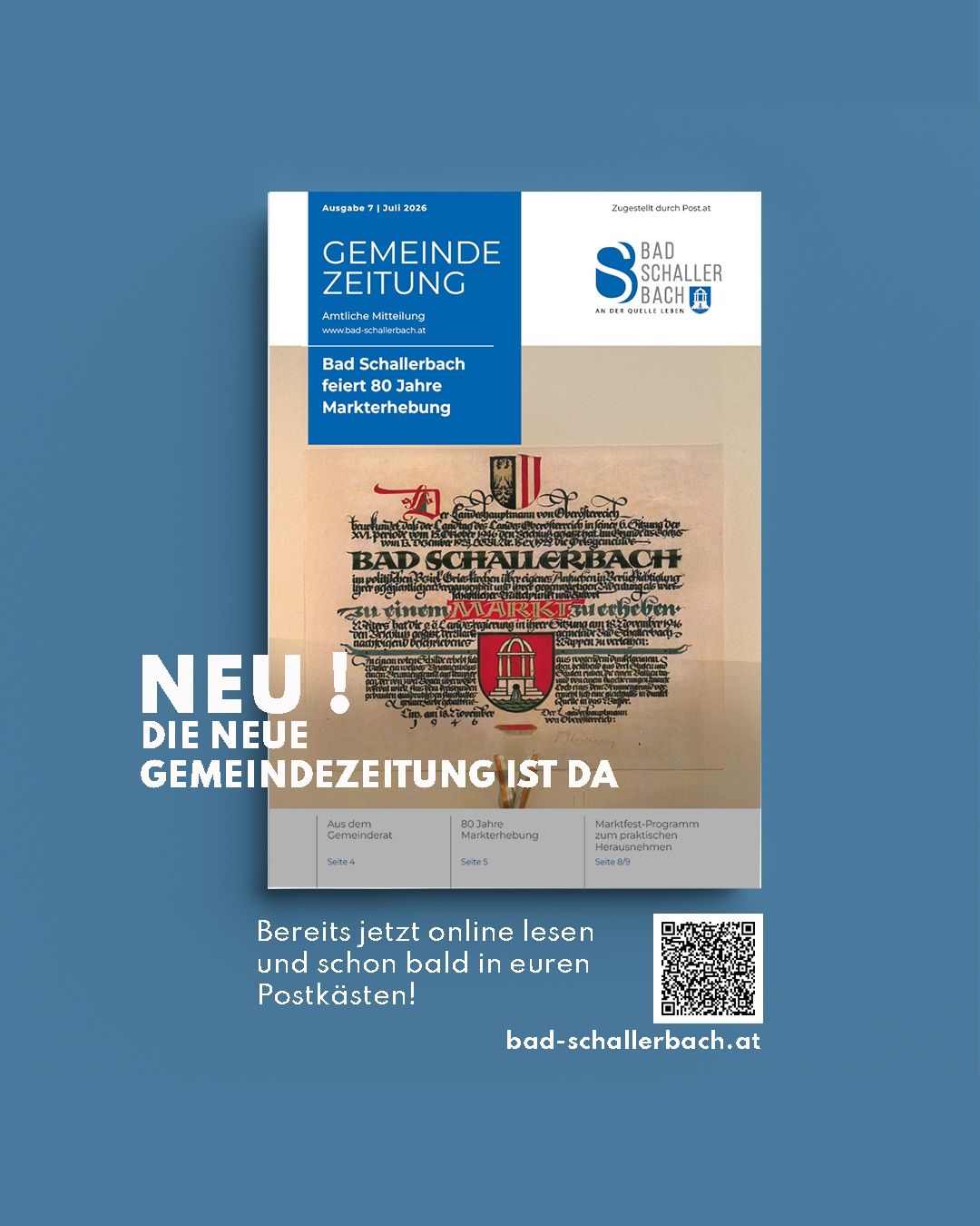 Ein blau-weißes Plakat, das die neue Gemeindezeitung von Bad Schallerbach bewirbt und 80 Jahre Marktgemeinde feiert. Das Plakat zeigt ein historisches Dokument, ein Wappen und einen QR-Code für den Online-Zugriff.