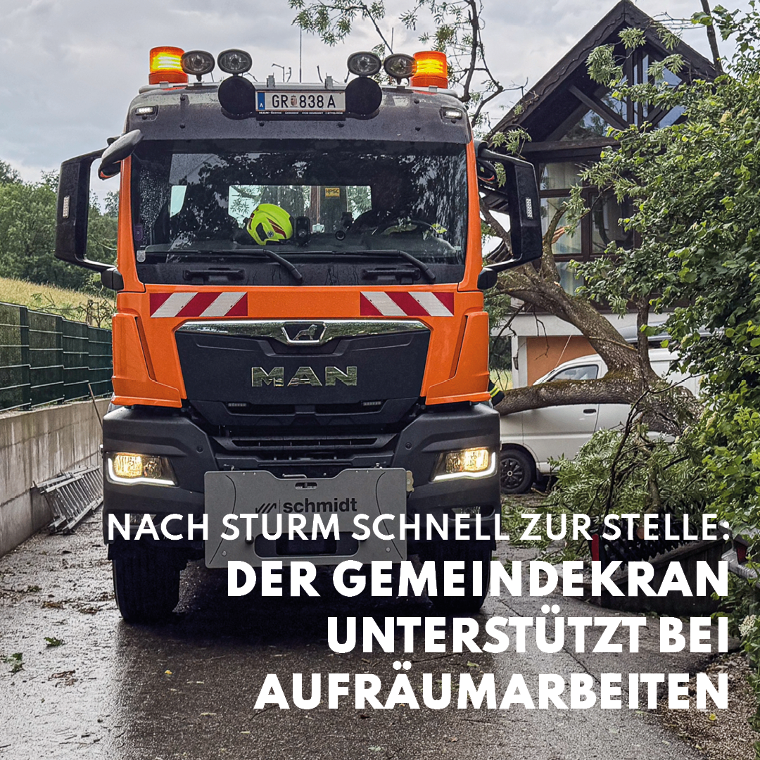 Ein orangefarbener MAN-Lkw mit eingeschalteten Warnleuchten steht vor einem Haus mit einem umgestürzten Baum. Der Text lautet: 'Nach dem Sturm schnell vor Ort: Der Gemeindekran unterstützt bei Aufräumarbeiten.'