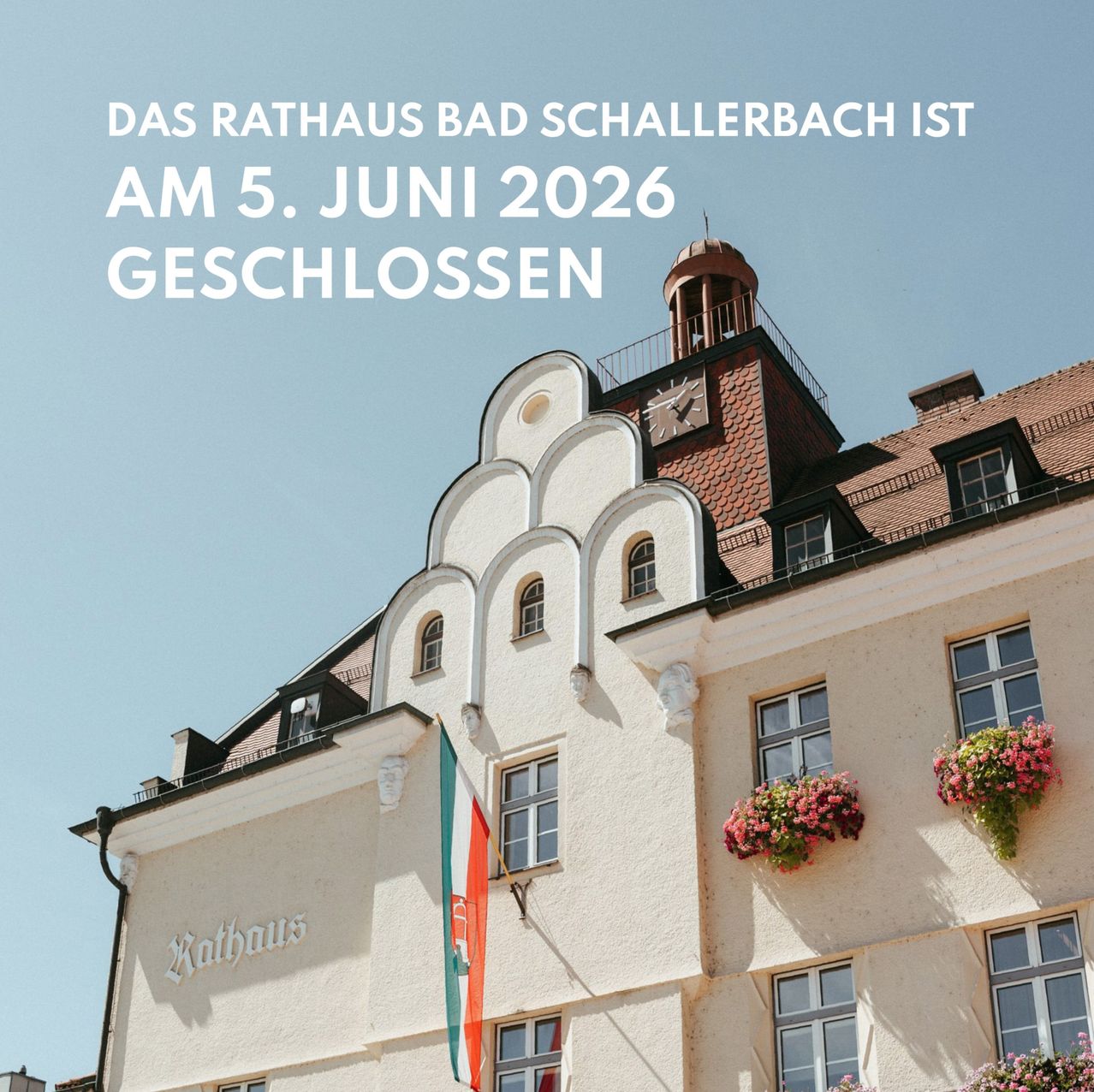 Das Rathaus Bad Schallerbach ist am 5. Juni 2026 geschlossen. Das Gebäude hat einen Glockenturm, viele Fenster und einen Fahnenmast.