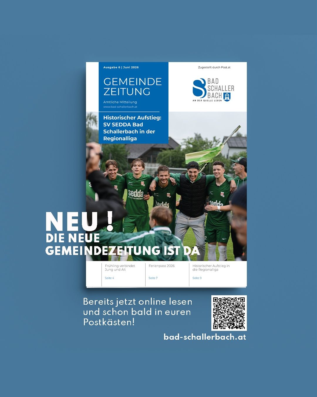 Gemeindezeitung für Bad Schallerbach. Titelbild zeigt Fußballspieler, mit Text über Verfügbarkeit und historische Fußballmannschaftsförderung. QR-Code für Online-Zugriff.