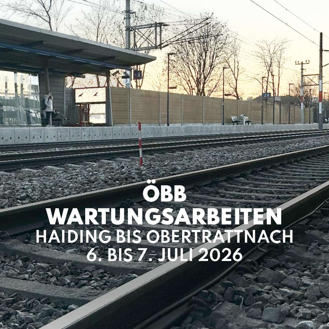 Eisenbahngleise mit Wartungsarbeiten von Haiding bis Obertranach, geplant für den 6. bis 7. Juli 2026. Eine Person steht auf dem Bahnsteig in der Nähe eines Unterstands.