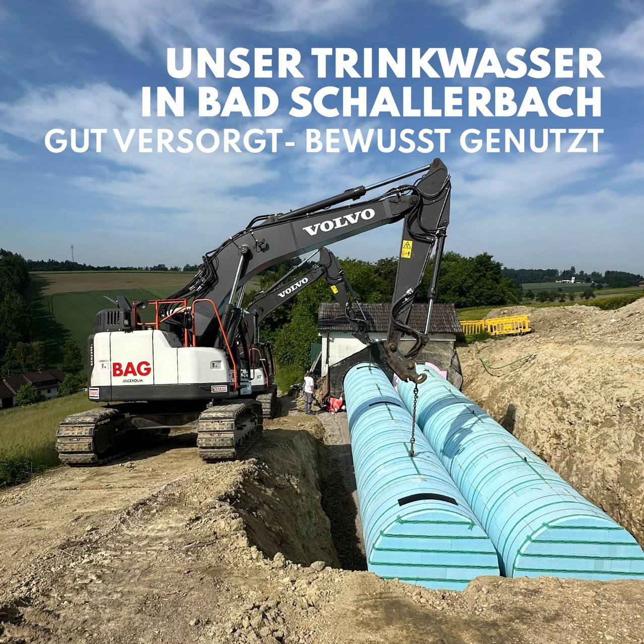 Eine Baustelle in Bad Schallerbach mit einem Volvo-Bagger. Große blaue Rohre werden installiert. Der Text lautet: Unser Trinkwasser in Bad Schallerbach gut versorgt- bewusst genutzt.