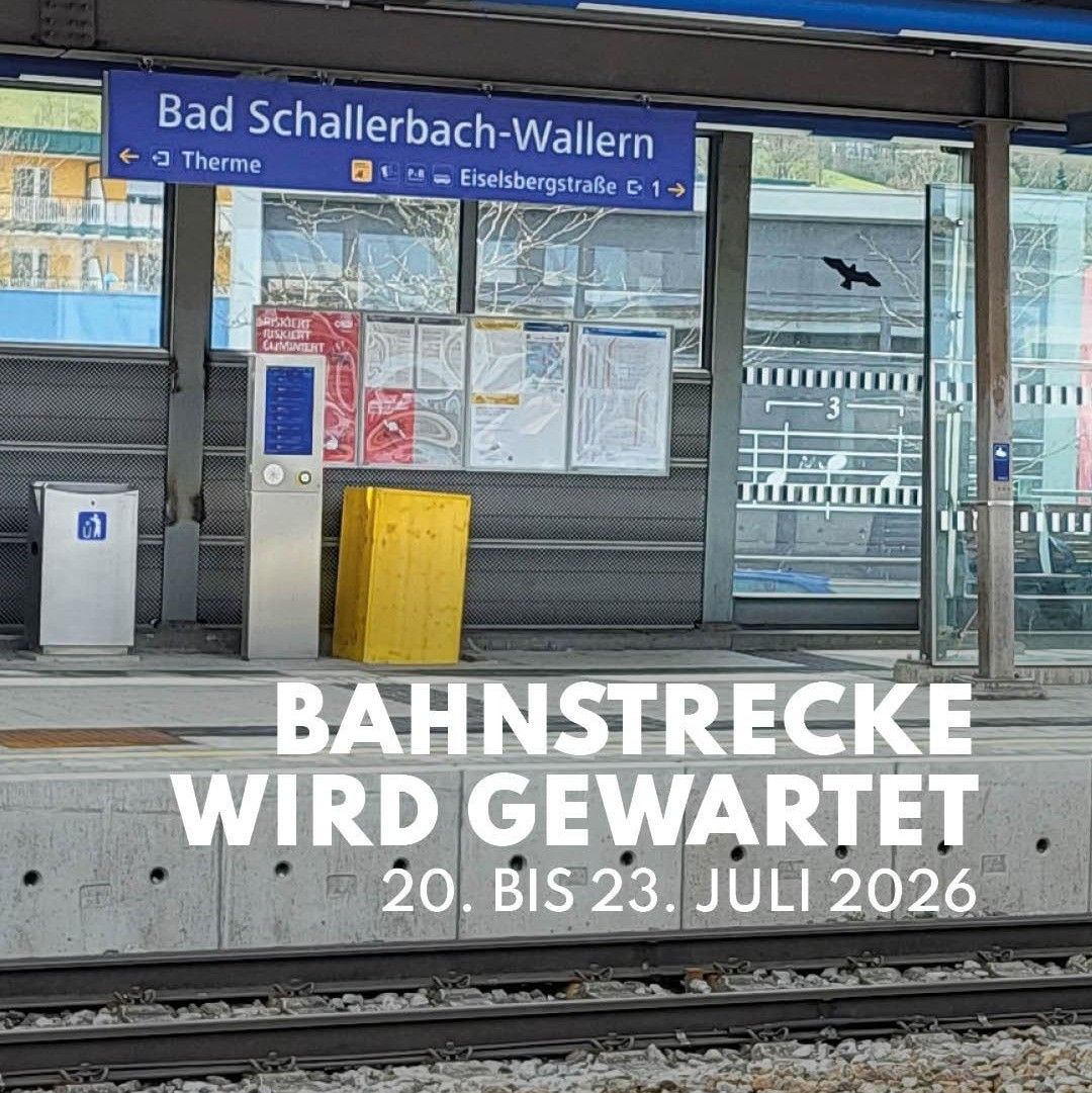 Ein Bahnhof mit einem blauen Schild, das Bad Schallerbach-Wallern liest. Ein geschlossenes Schild sagt, dass der Bahnabschnitt vom 20. bis 23. Juli 2026 geschlossen sein wird.