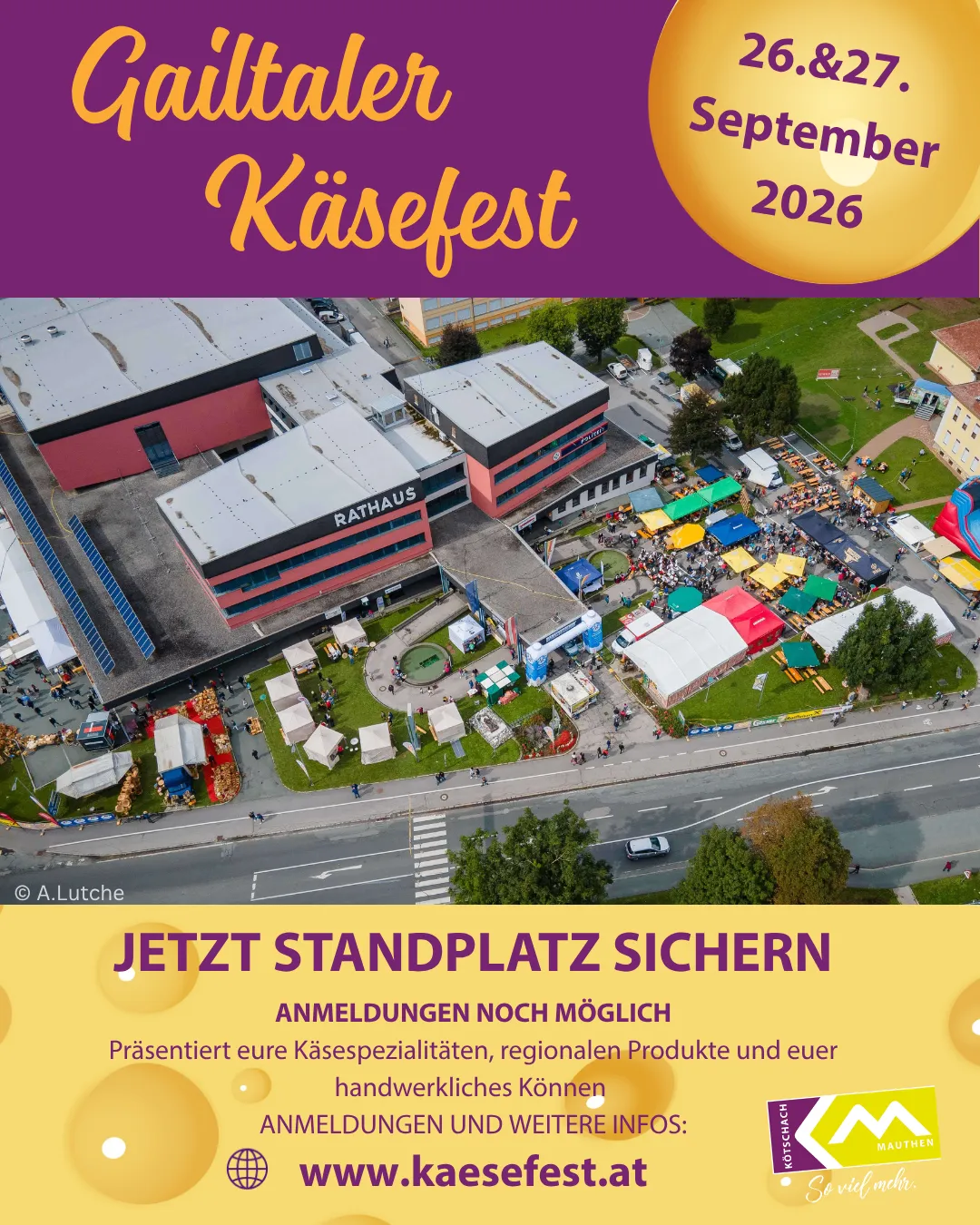 Luftaufnahme eines geschäftigen Marktes mit verschiedenen Ständen, Zelten und einem großen Gebäude mit der Aufschrift 'Rathaus'. Das Bild zeigt eine Straße mit Autos und eine Menschenmenge. Der Text 'Jetzt Standplatz Sichern' ist prominent angezeigt.
