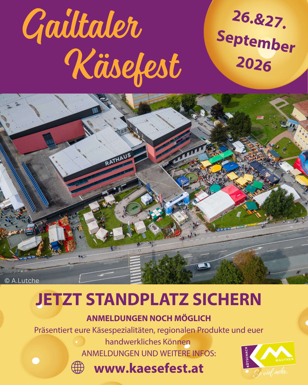 Luftaufnahme eines geschäftigen Marktes mit verschiedenen Ständen, Zelten und einem großen Gebäude mit der Aufschrift 'Rathaus'. Das Bild zeigt eine Straße mit Autos und eine Menschenmenge. Der Text 'Jetzt Standplatz Sichern' ist prominent angezeigt.