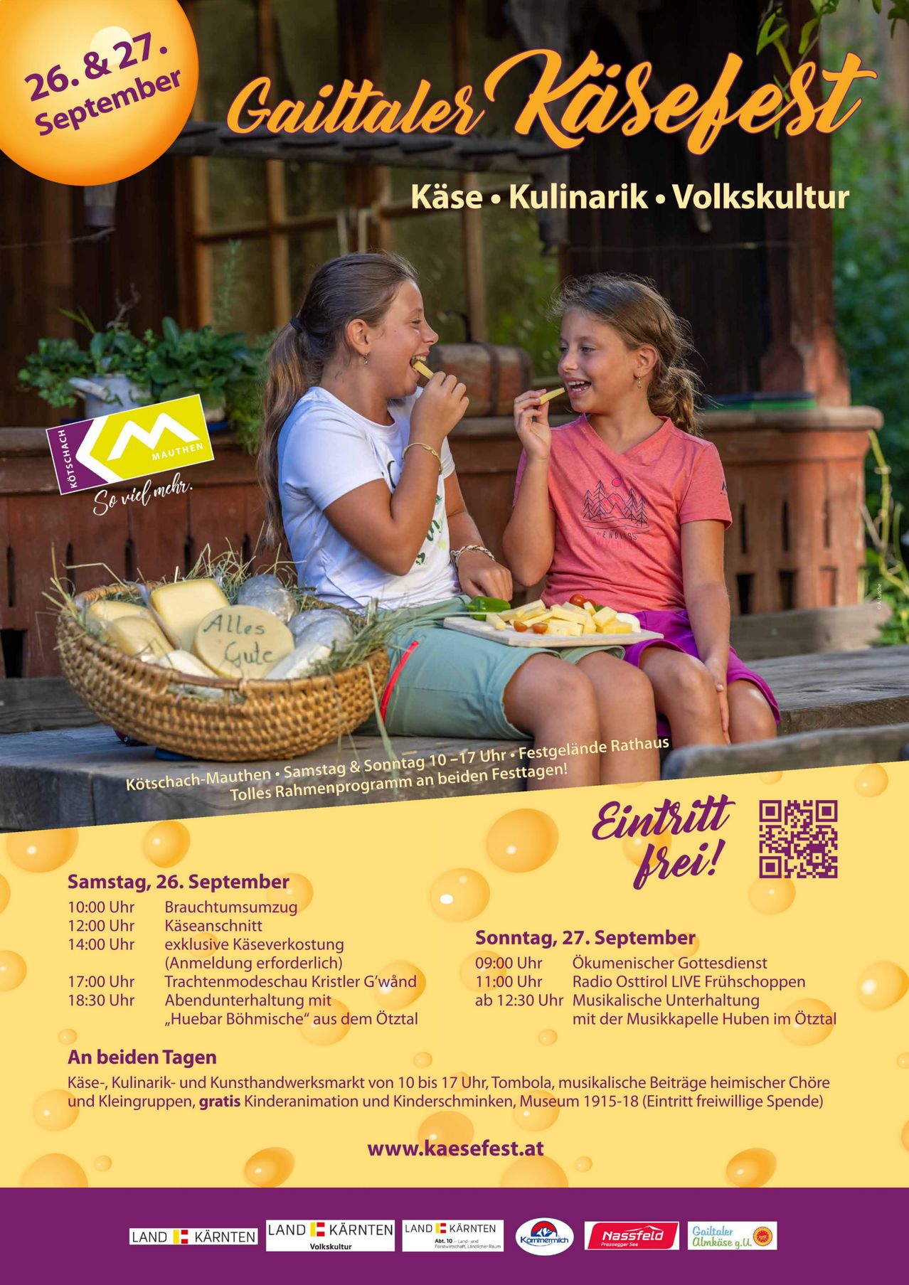 Zwei Mädchen sitzen auf einer Bank, eine isst Käse und die andere isst einen Stock. Ein Korb mit Käse steht vor ihnen. Das Bild hat einen gelben Hintergrund mit Text über ein Festival.
