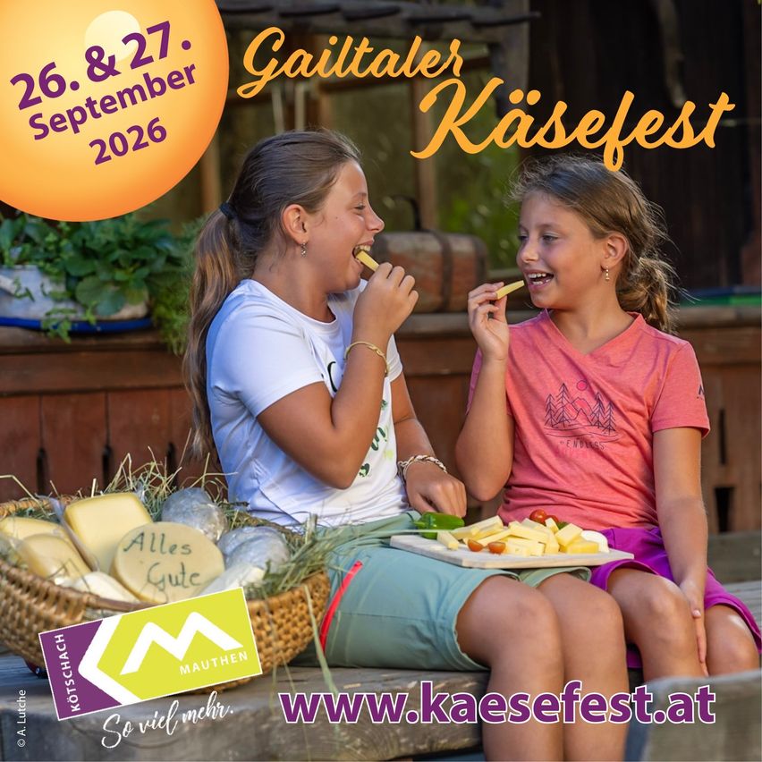 Zwei Mädchen sitzen auf einer Bank und essen Käse. Eine von ihnen hält ein Stück Käse in der Hand. Ein Korb mit Käse steht vor ihnen. Der Text 'Gailtaler Käsefest' ist in oranger Schrift oben geschrieben. Das Datum '26. & 27. September 2026' ist in weißer Schrift oben links geschrieben.