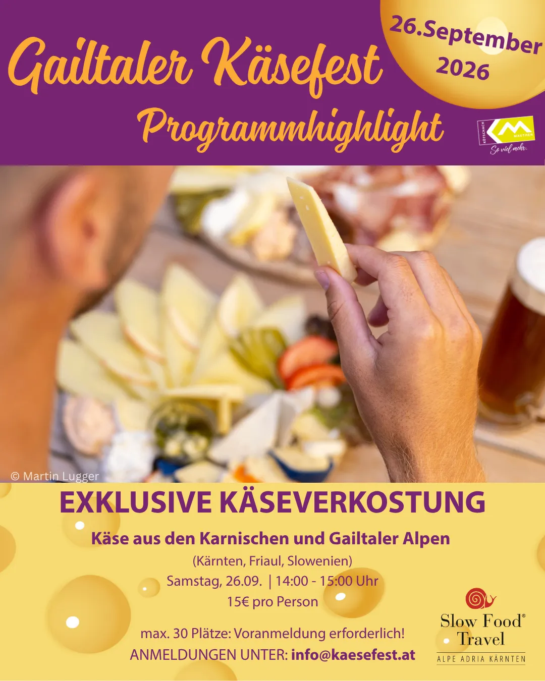 Werbeplakat für eine Käseverkostung mit einer Hand, die ein Stück Käse hält, und einer Auswahl an Käse auf einem Tisch.