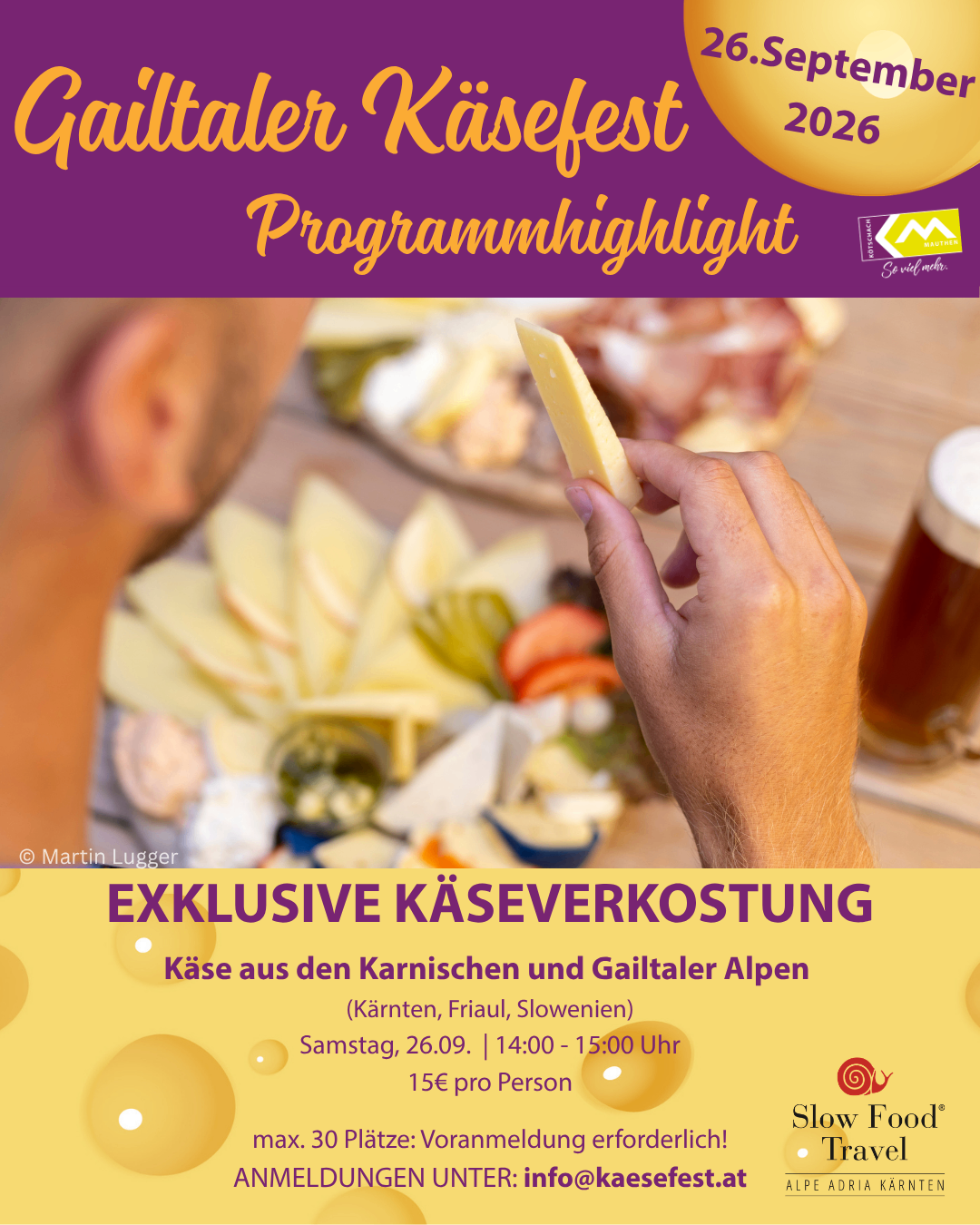 Werbeplakat für eine Käseverkostung mit einer Hand, die ein Stück Käse hält, und einer Auswahl an Käse auf einem Tisch.