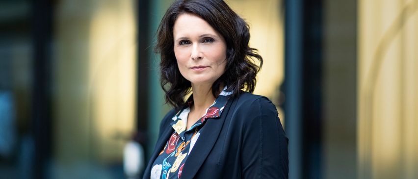 Bild enthält, Formal Wear, Black Hair, Person, Blazer, Coat, Jacket, Suit, Adult, Female, Woman