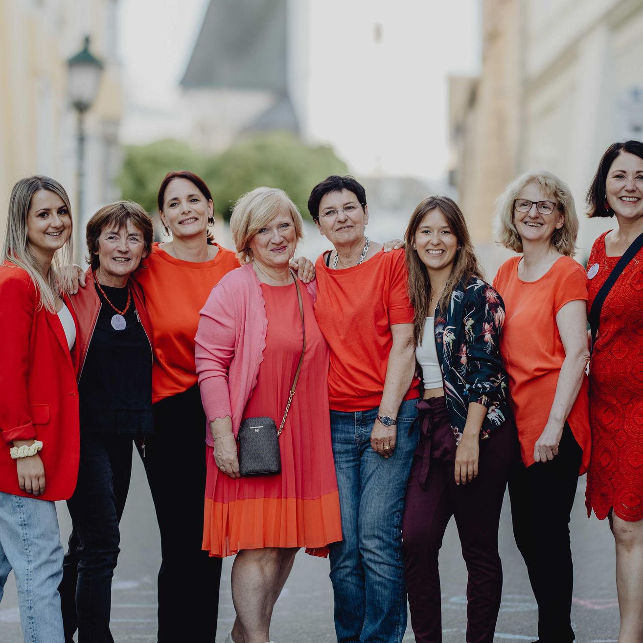 Bild enthält, Groupshot, Person, Face, Head, Smile, Adult, Female, Woman, People, Pants