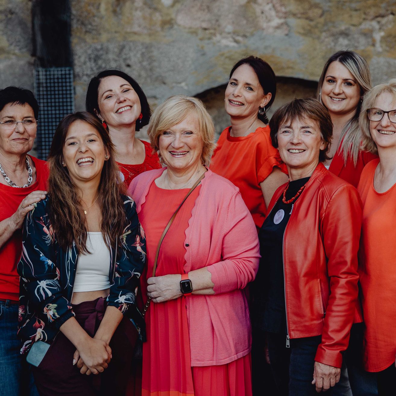 Bild enthält, Groupshot, Person, Face, Head, Smile, Adult, Female, Woman, People, Glasses