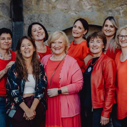 Bild enthält, Groupshot, Person, Face, Head, Smile, Adult, Female, Woman, People, Glasses