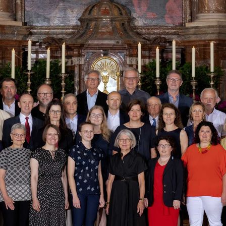 Bild enthält, Adult, Female, Person, Woman, People, Groupshot, Suit, Coat, Bride, Face