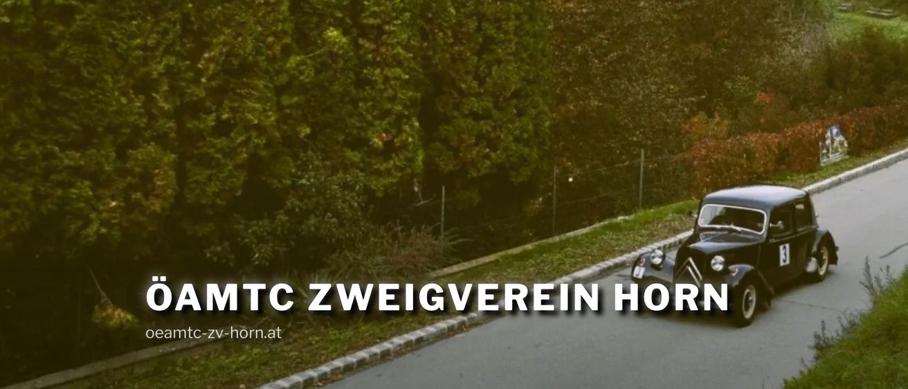 Ein Oldtimer fährt auf einer Straße mit einer Burg im Hintergrund. Die Burg hat ein rotes Dach und ist von Bäumen und Büschen umgeben. Das Bild enthält den Text 'OAMTC Zweigverein Horn'.