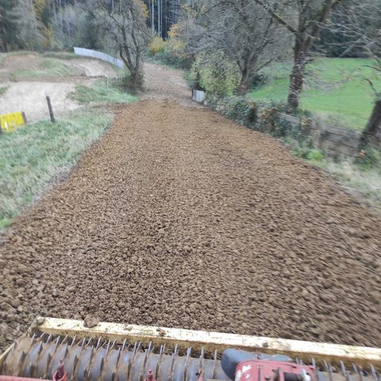 Bild enthält, Gravel, Road, Soil, Tree, Outdoors, Nature, Vegetation, Grass, Countryside, Land