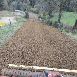 Bild enthält, Gravel, Road, Soil, Tree, Outdoors, Nature, Vegetation, Grass, Countryside, Land