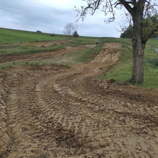 Bild enthält, Soil, Ground, Land, Nature, Outdoors, Tree, Road, Path, Mud, Field