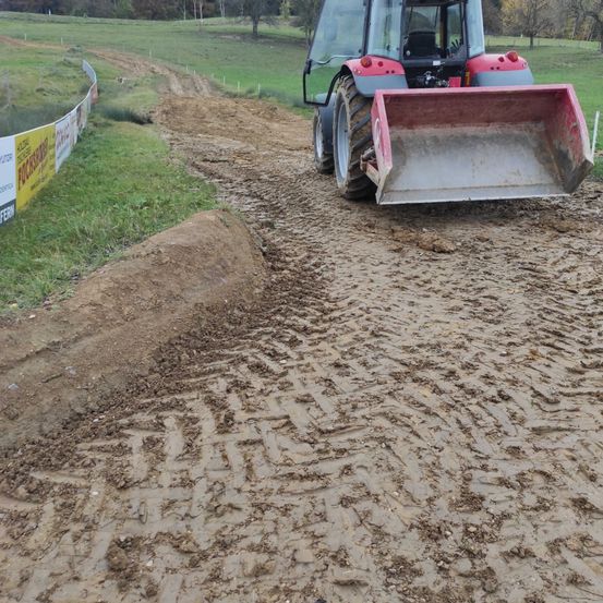 Bild enthält, Soil, Machine, Bulldozer, Gravel, Road, Vehicle, Tractor, Outdoors