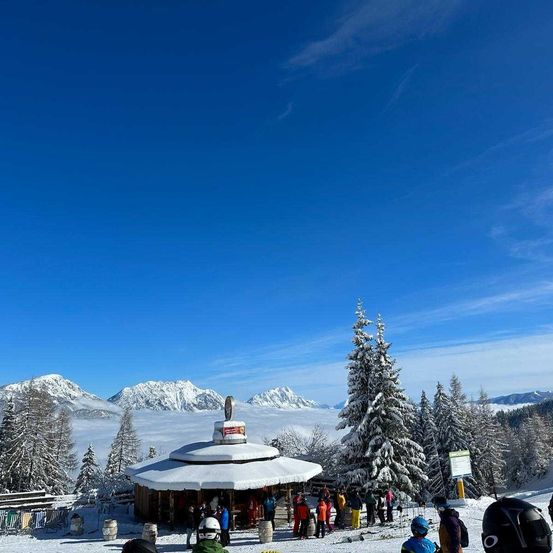 Bild enthält, Person, Outdoors, Helmet, Nature, Fir, Tree, Scenery, Snow
