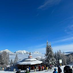 Bild enthält, Person, Outdoors, Helmet, Nature, Fir, Tree, Scenery, Snow