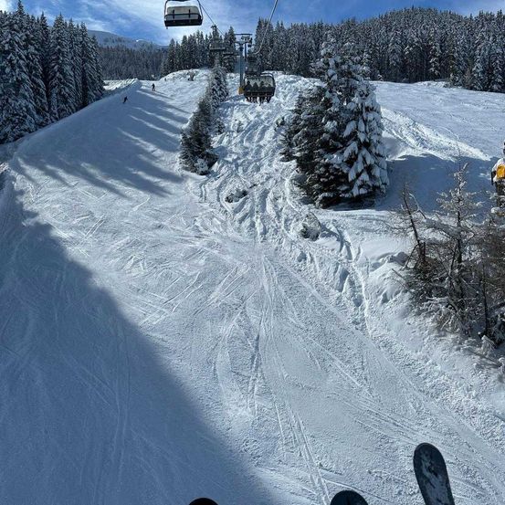 Bild enthält, Nature, Outdoors, Snow, Transportation, Vehicle, Ski Lift, Person