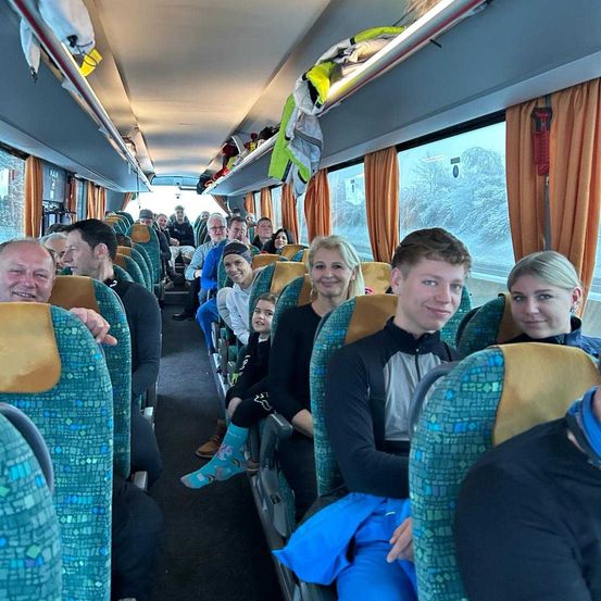 Bild enthält, People, Person, Adult, Female, Woman, Male, Man, Lounge, Face, Baby