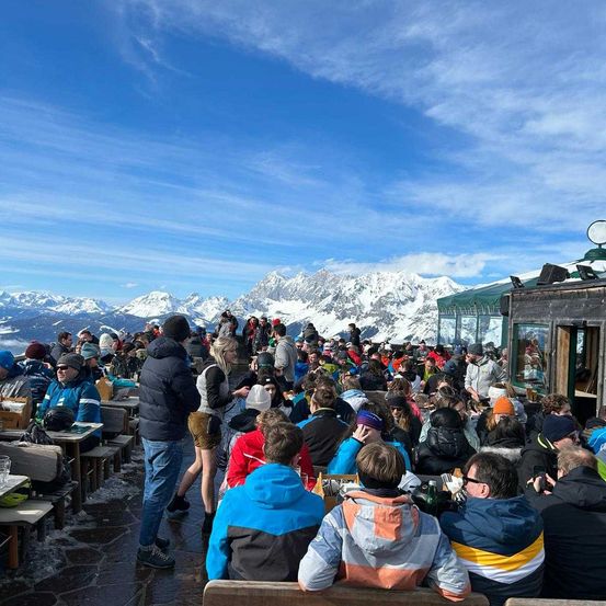 Bild enthält, Urban, Adult, Female, Person, Woman, Restaurant, People, Male, Man, Child