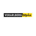Das Logo für Vorarlberg 50plus, mit schwarzem und gelbem Hintergrund und den Worten 'Vorarlberg 50plus' in Fettschrift geschrieben.