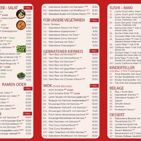 Menü mit Preisen für verschiedene Gerichte, darunter Salate, Ramen und Wok-Gerichte. Sushi-Optionen und vegetarische Auswahl sind ebenfalls aufgeführt. Desserts und Beilagen verfügbar.