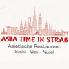 Das Bild zeigt eine asiatische Skyline mit verschiedenen Gebäuden und einem Logo für 'Asia Time in Strab' mit asiatischer Küche.