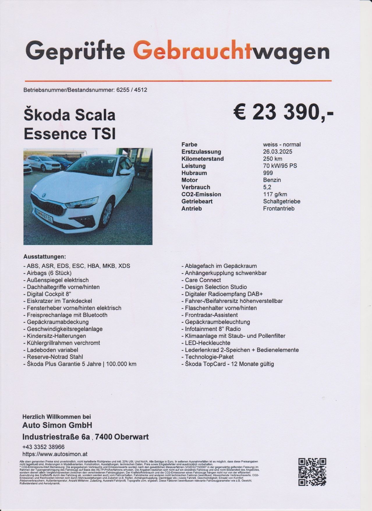 Ein weißer Škoda Scala Essence TSI mit verschiedenen Funktionen wie ABS, Airbags und digitalem Cockpit. Das Auto ist mit einem Nummernschild und einer Willkommensnachricht von Auto Simon GmbH abgebildet.