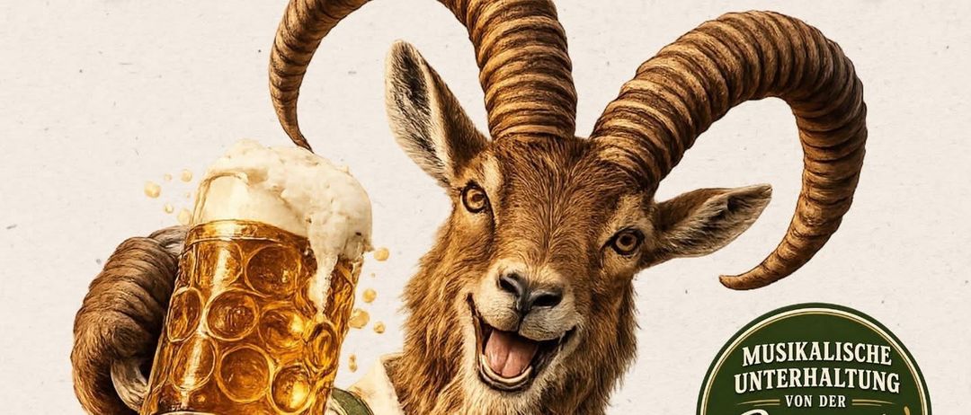 Ein Widder in einem grünen Latz hält ein Glas Bier mit Schaum und lächelt für ein Plakat, das am 28. September 2026 Burgau Stick bewirbt.