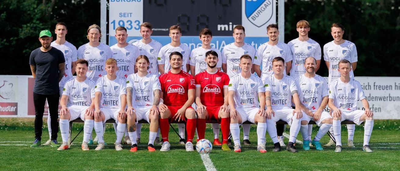 Bild enthält, People, Person, Team, Groupshot, Soccer Ball, Shoe, Boy, Male, Teen, Man