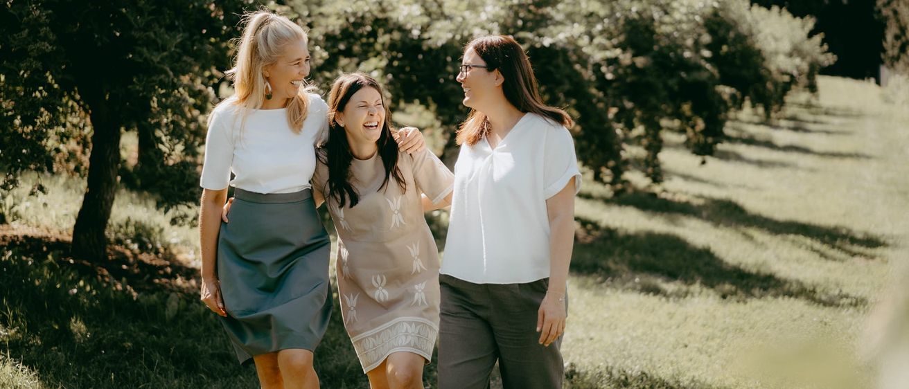 Bild enthält, Blouse, Head, Person, Face, Happy, Laughing, Smile, Adult, Female, Woman