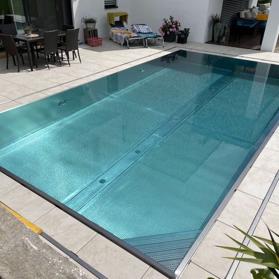 Bild enthält, Pool, Water, Swimming Pool, Outdoors, Chair, Aerial View, Floor, Plant, Box, Hot Tub