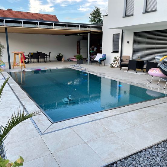 Bild enthält, Pool, Water, Swimming Pool, Plant, Outdoors, Chair, Floor, Villa, Aerial View, Backyard