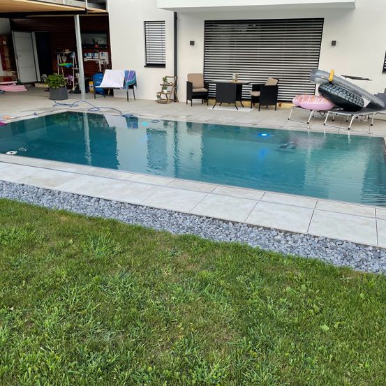 Bild enthält, Pool, Water, Swimming Pool, Backyard, Outdoors, Plant, Chair, Dog, Interior Design, Aerial View