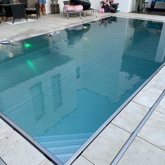 Bild enthält, Pool, Water, Swimming Pool, Floor, Outdoors, Person, Chair, Shoe, Desk, Aerial View