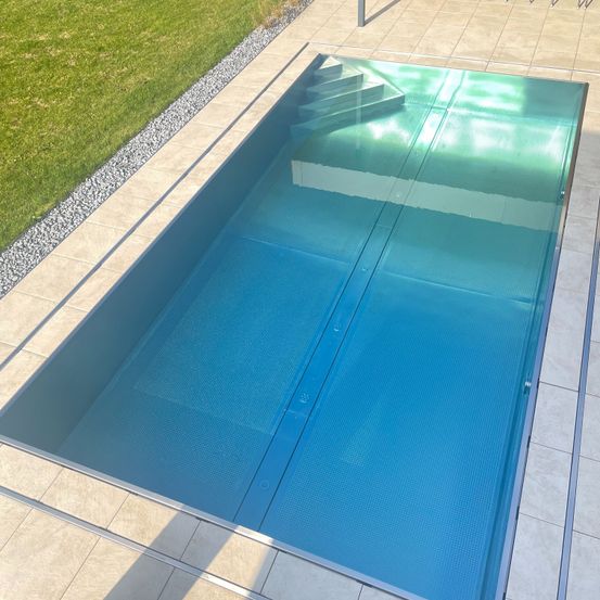 Bild enthält, Pool, Water, Swimming Pool, Outdoors, Aerial View, Floor, Chair, Shoe, Person